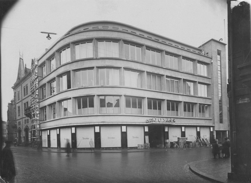 Außenansicht des Warenhauses Joske um 1928 (LASA, I 582, FS Nr. P 211)